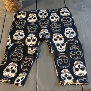 Women’s Plus Size Skull Capri Leggings